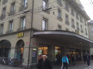 Das Loeb-Warenhaus in Bern am Bahnhofsplatz.