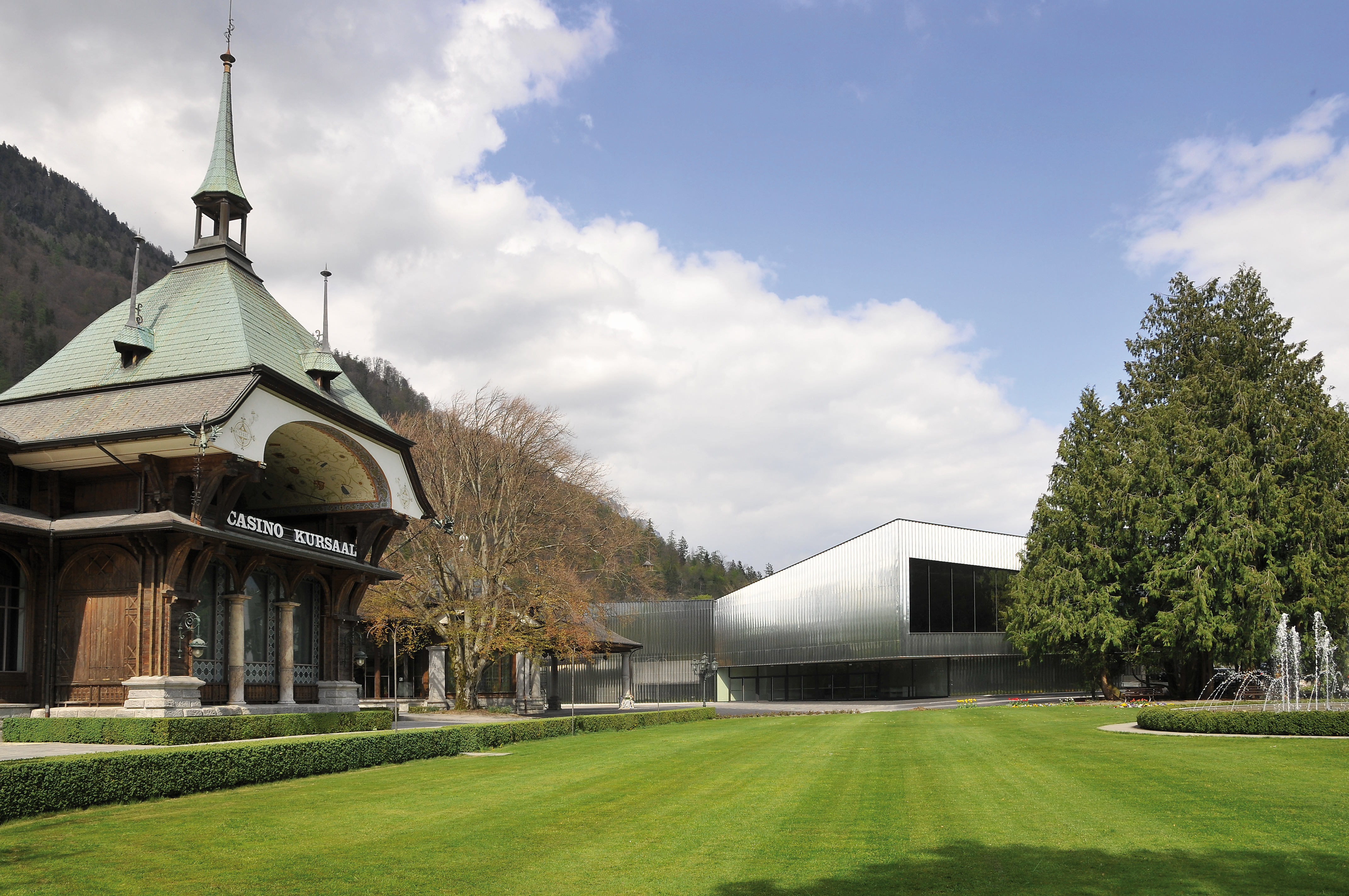 Die historische Konzerthalle (links) und das moderne Auditorium in Interlaken. Bild: zvg
