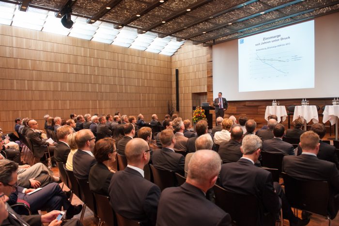 Branchentalk Regionalbanken: Direktoren sind vorsichtig optimistisch – Regulierung macht weiterhin Sorgen Branchentalk Regionalbanken 2014 © Howard Brundrett