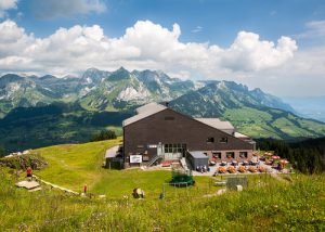 Auf der Sonnenterrasse werden die Besucher der Bergbahnen Wildhaus gerne empfangen. Quelle: Bergbahnen Toggenburg