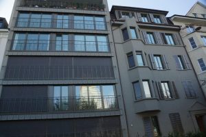 In den Fenstern des komplett sanierten Gebäudes am St. Alban Rheinweg in Basel spiegelt sich der neue Roche Turm. Bildquelle: Immo Vision Basel