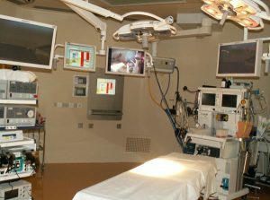 Die Einrichtung der Klinik mit modernsten Geräten -hier ein Untersuchungszimmer- belasten das Budget. Quelle: Générale Beaulieu SA