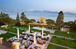 Von der Terasse des Beau-Rivage Palaces bietet sich den Gästen ein herrlicher Ausblick auf den Genfer See. Quelle: Beau-Rivage Palace SA