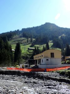 Der Bau der neuen Sesselbahn schreitet planmässig voran wie das Bild der Talstation belegt. Quelle: Bergbahnen Adelboden AG
