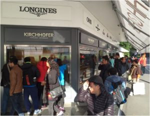 Asiatische Touristen beim Uhren-Shopping in Interlaken. Bild: schweizeraktien.net