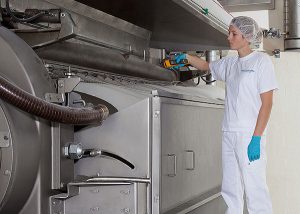 Die Produktion von Milchpulver -im Bild zu sehen ist die Prüfung der Walzenvollmilchpulverproduktion-  ist ein wichtiges Geschäftsfeld der Hochdorf-Gruppe. Bild: www.hochdorf.com