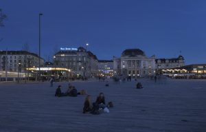 Der Sechseläutenplatz mit NZZ-Gebäude und Opernhaus.