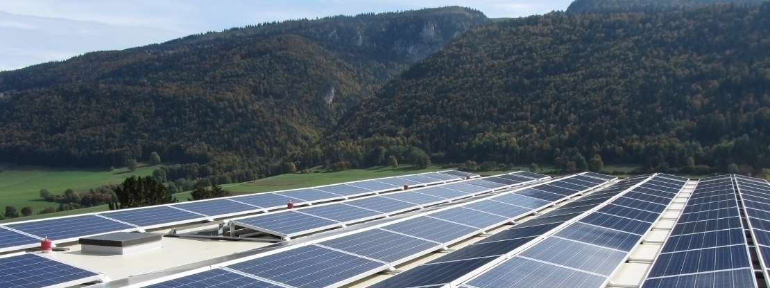 La Goule setzt auch auf Solarstrom, wie der Blick aufs Dach des Betriebsgebäudes in St. Imier zeigt. Quelle: La Goule SA