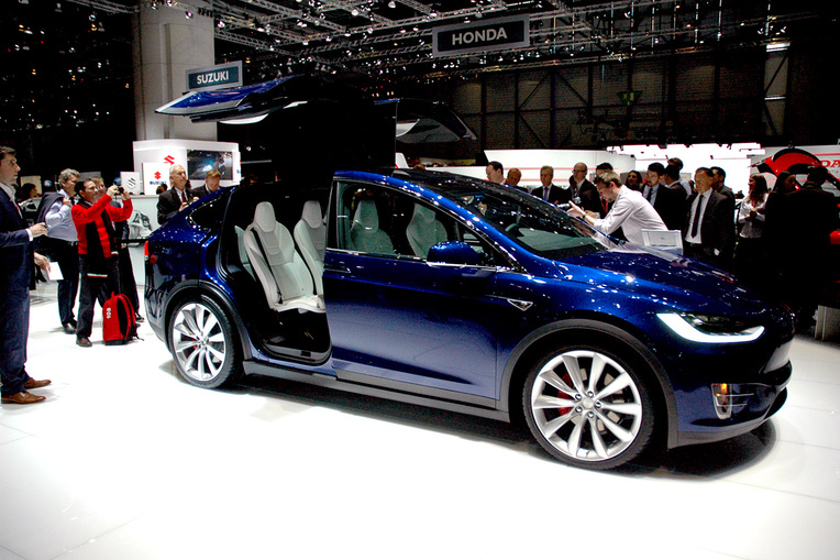 Heiss begehrt: das Model X - der SUV von Tesla am Autosalon in Genf. Bild: www.auto-salon.ch