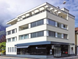 Das frisch renovierte Bankgebäude der BBO in Meiringen ist an attraktiver Lage. Quelle: BBO Bank Brienz Oberhasli AG