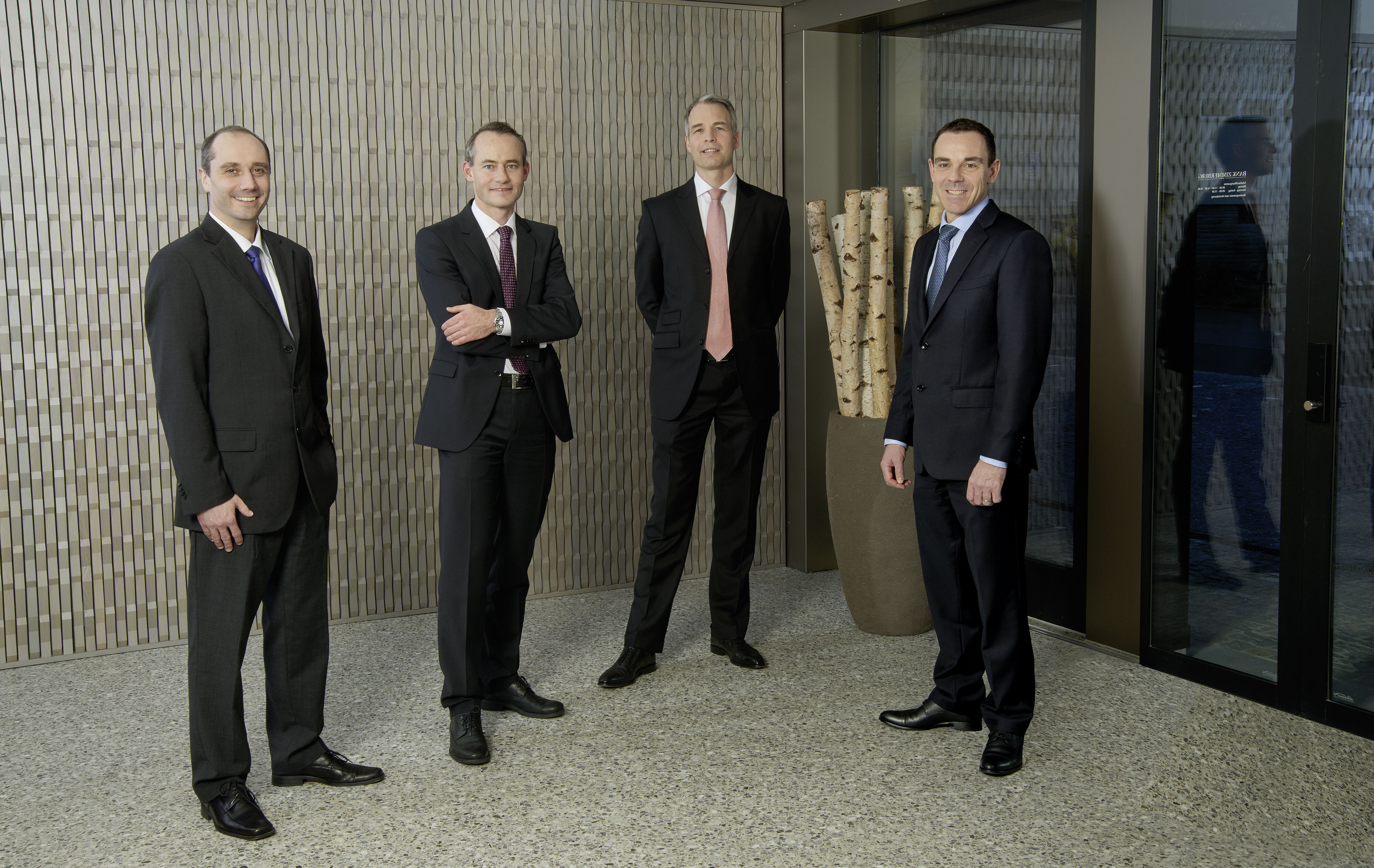 Die Geschäftsleitung der Bank Zimmerberg von links nach rechts: Pierluigi Turla (Leiter Operations), René Kurz (CEO-Stellvertreter), Lionel Baschung (Leiter Anlagen), Oliver Jaussi (CEO). Quelle: Bank Zimmerberg