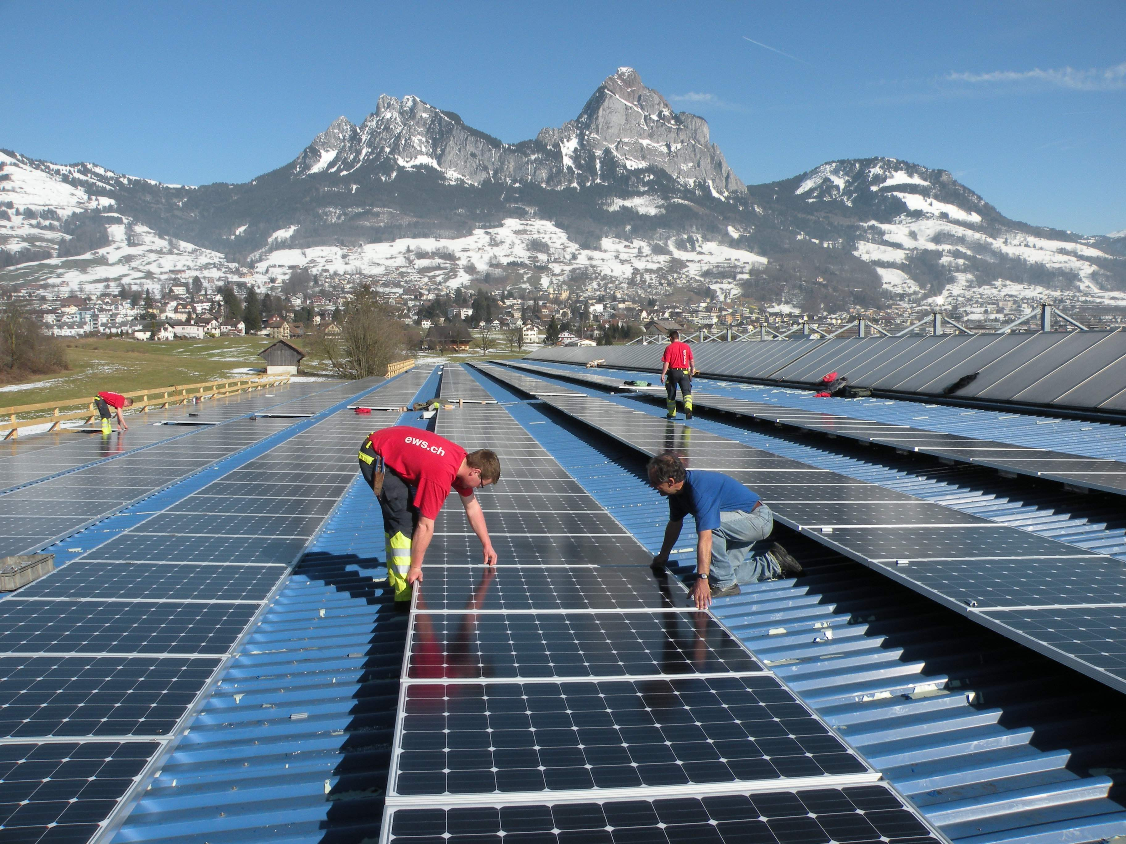 Die Installation von Solaranlagen (hier das Gebäudedach des Bauhandelsunternehmens Arthur Weber AG) ist ein neues Geschäftsfeld der EWS. Quelle: EWS aG