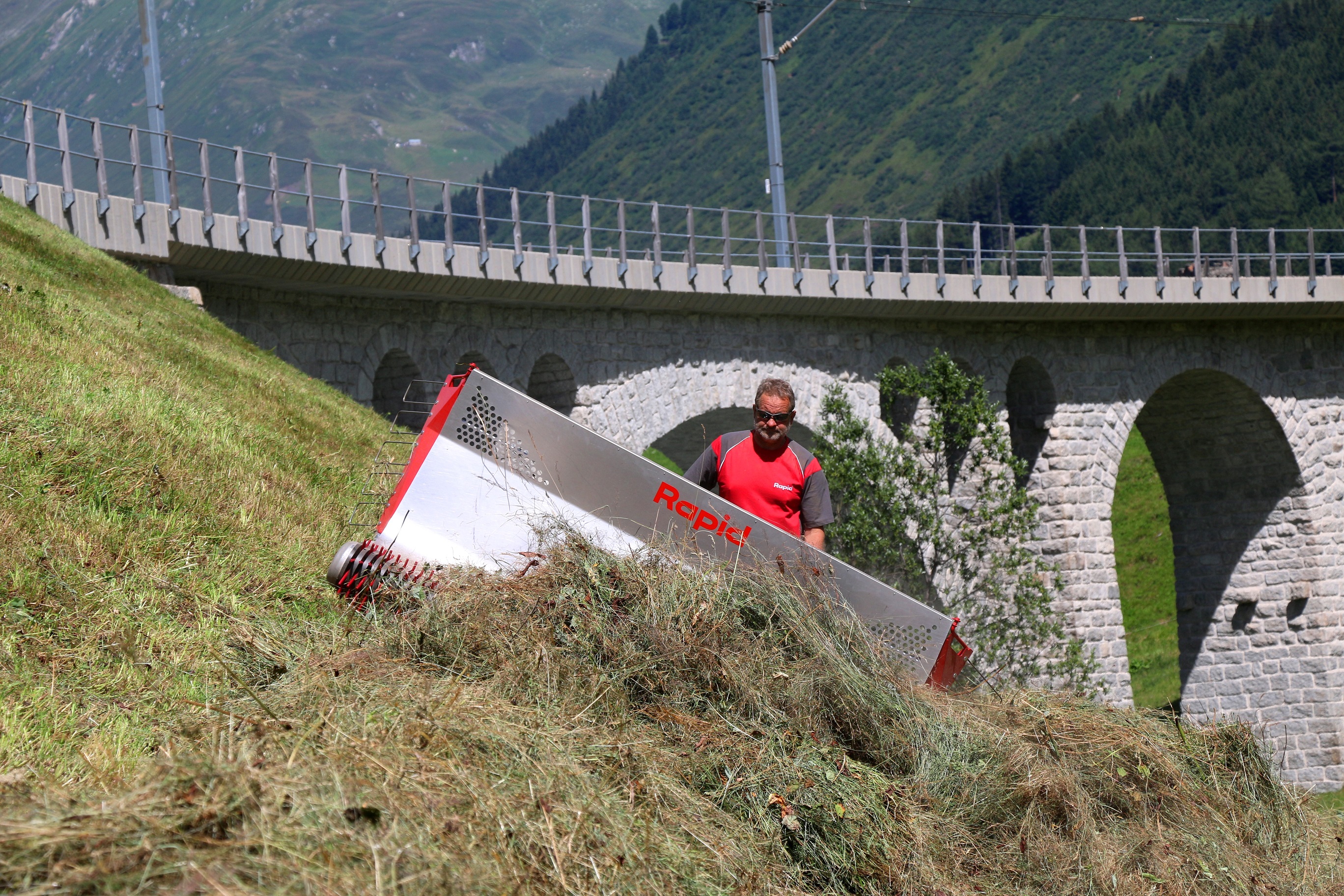 Rapid Holding: Starkes 1. Semester – Abschwächung im zweiten Halbjahr erwartet Der Heuschieber Twister kann auch an schwierigen Lagen sehr gut genutzt werden.