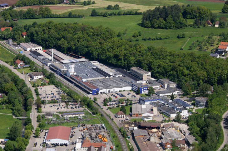 Die Dimensionen der Betriebsgebäude der Varta im deutschen Ellwangen werden auf dem Luftbild erkennbar.