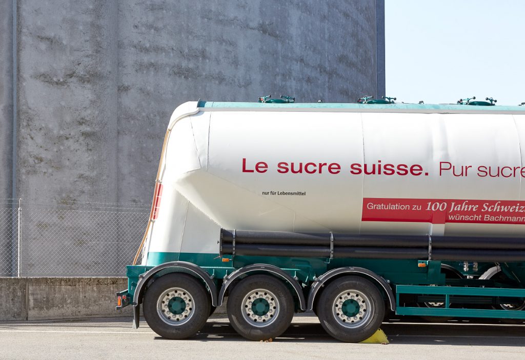 Lastwagen transportieren losen Zucker zu den Kunden.