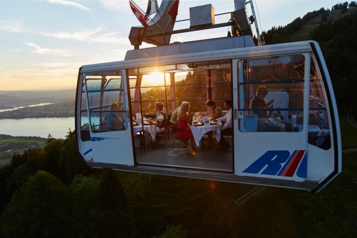 Rigi Bahnen: 2017 war ein weiteres Rekordjahr, höhere Dividende – Grosse Investitionsprojekte stehen ab 2019 an Die Luftseilbahn bietet Raum für Dinners.