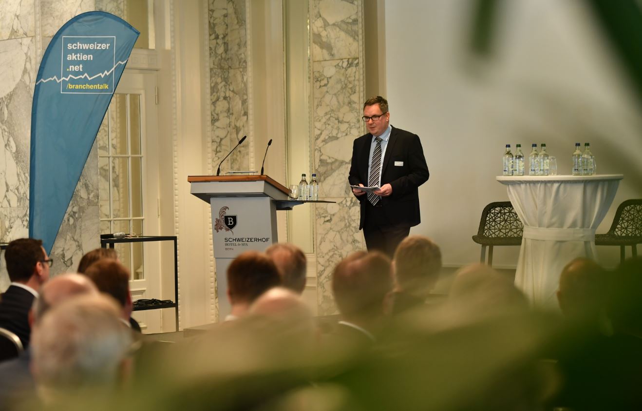 Branchentalk Regionalbanken 2018: Stimmung bei den Regionalbanken steigt weiter Björn Zern präsentiert die Umfrageergebnisse am Branchentalk Regionalbanken 2018. Bild: schweizeraktien.net / Sandra Blaser