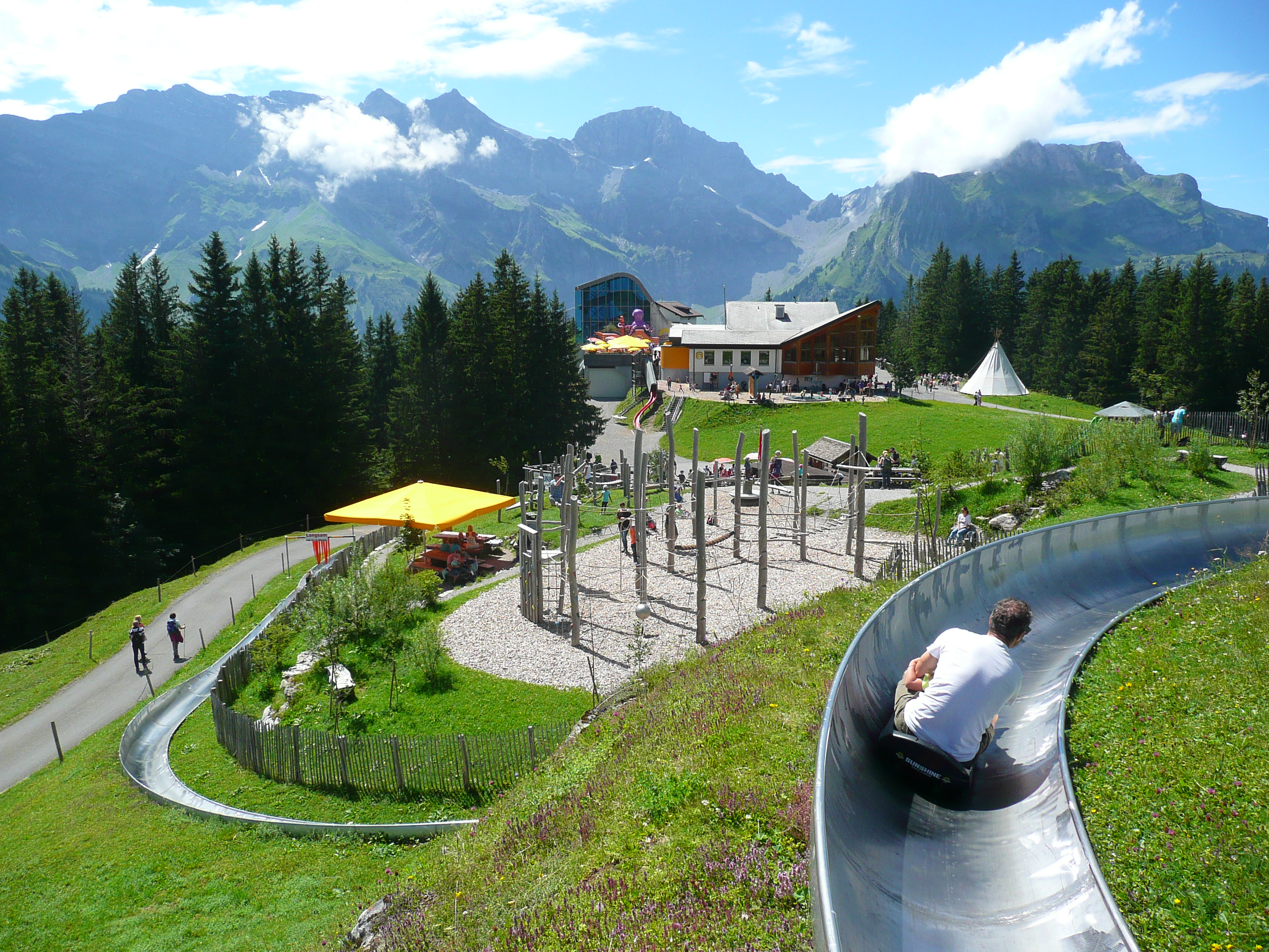 Brunni-Bahnen: Hervorragendes Sommergeschäft erlaubt Rekordergebnis Rodelbahnen sind im Sommer gefragt.