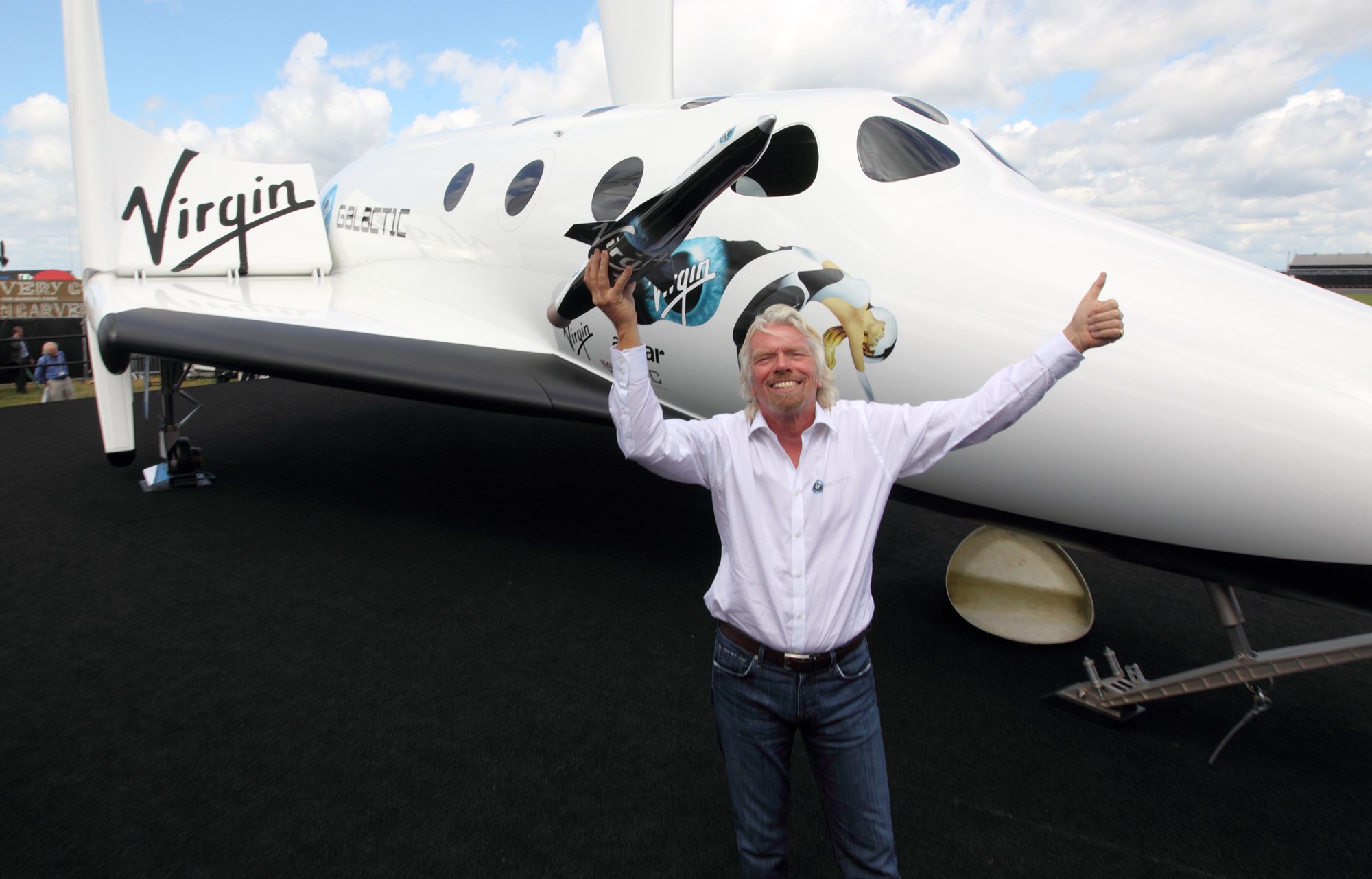 Börsengänge: Was genau ist ein SPAC? Sir Richard Branson vor der NYSE. Quelle: Virgin Galactic