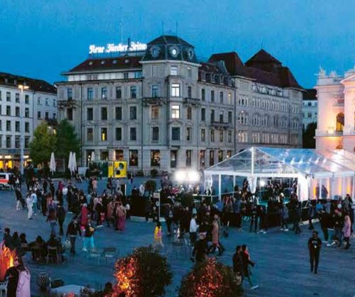 Neue Zürcher Zeitung: Wasser predigen, Wein trinken – die Doppelmoral der „alten Tante“