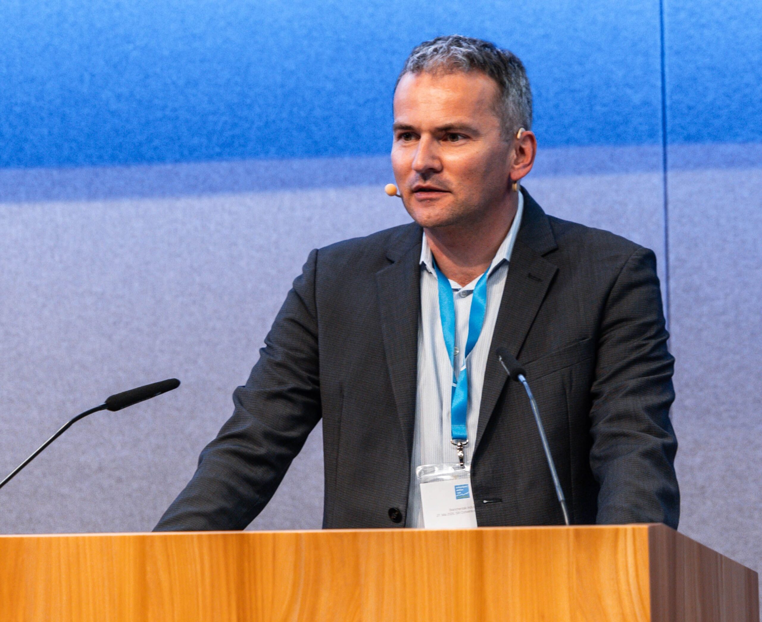 René Grieder, CFO Zehnder Group: «Der Trend zum energieeffizienten und gesunden Bauen ist ungebrochen» René Grieder, hier am Branchentalk Industrie 2025, ist seit 2015 CFO der Zehnder Group und Mitglied der Gruppenleitung. Zuvor war er seit 2009 in verschiedenen Funktion im Controlling des Unternehmens tätig. Bild: schweizeraktien.net/Luc Uloth