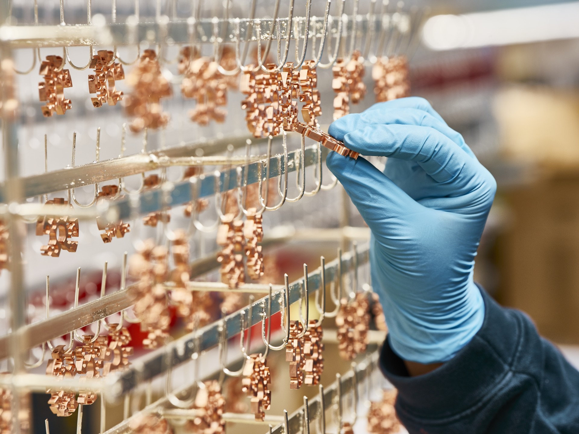 CMSA Holding: Edelmetallverarbeiter tritt gruppenweit unter Dachmarke CMSA auf