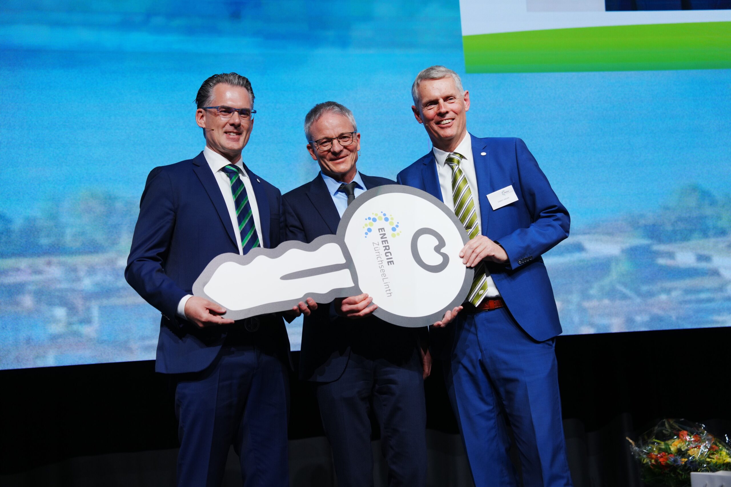 Energie Zürichsee Linth: Gewollte und erzwungene Umbrüche Der neue CEO Dr. Peter Kistler (l.) erhält von Martin Roth und Ernst Uhler (r.) den Schlüssel.